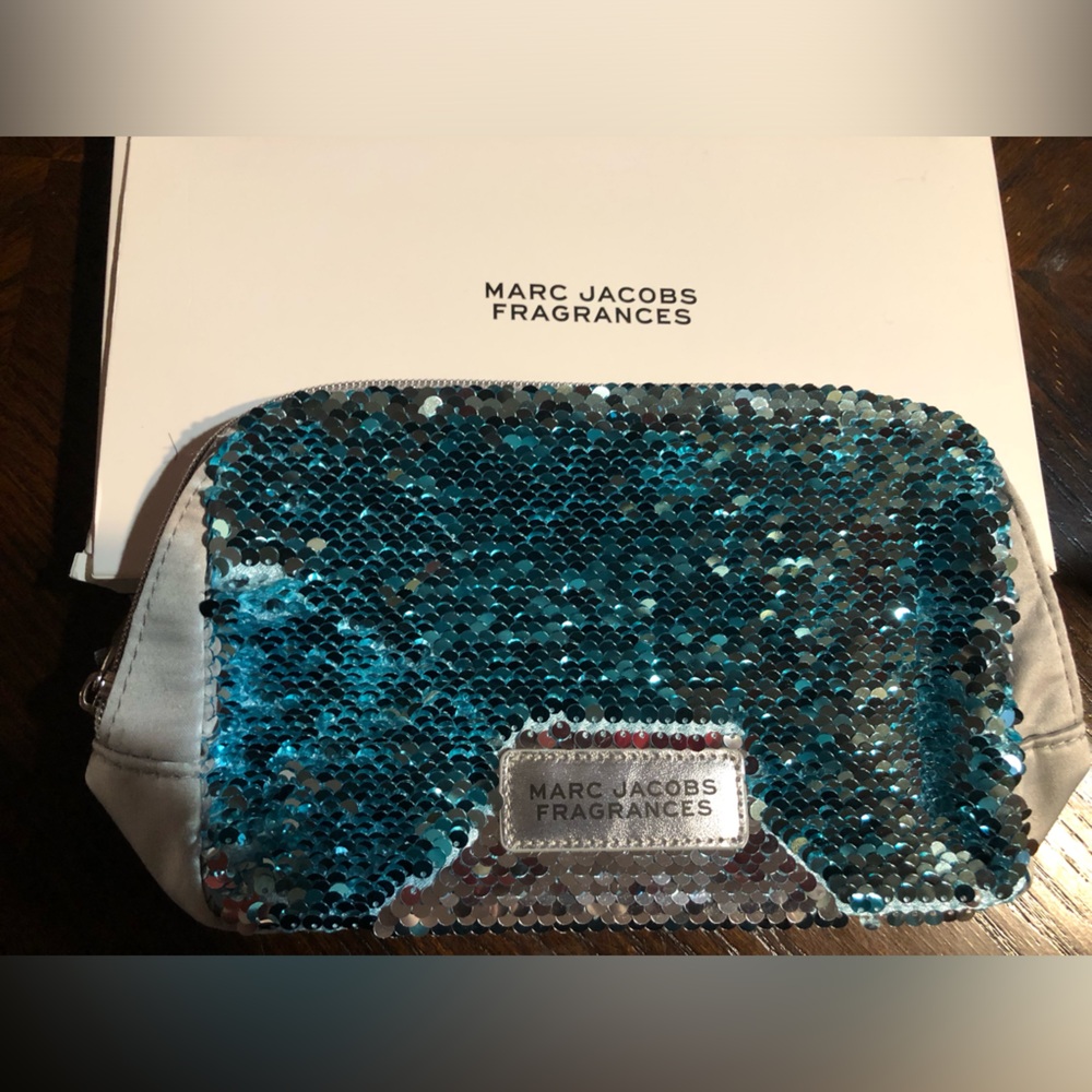 MARK JACOBS FRAGRANCES
Cosmetic Bags & Cases - Picture 2 of 12
